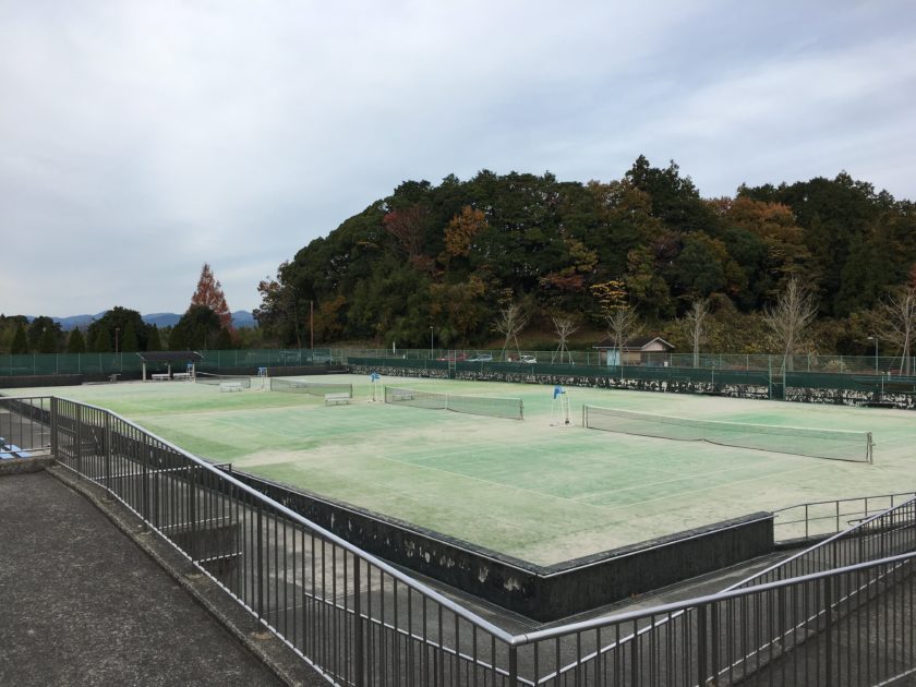 cloudy tennis court